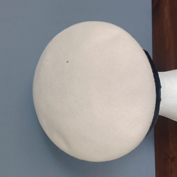 Eric Javits Cream Wool Beret with Black Velvet Flower Trim - Picture 4 of 15